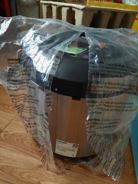 1 cái nồi, mình còn chưa sử dụng được vì từ khi nhận nồi đến nay đã là 1 tuần rồi, khi nhận kiểm tra thùng bên ngoài không mốp méo, ok hết. tối về khui ra thấy bao bọc bên trong sản phẩm rách, chân nồi bị thiếu 2 nút cao su chống trượt. mình đã gọi phản hồi và cung cấp hình ảnh cho Tiki như yêu cầu, nhưng sau đó không thấy hướng xử lý. mình phải liên hệ qua chat 2 lần thì mới nhận được thêm 1 *** là sẽ liên hệ với nhà cung cấp. sau đó là thêm 1 cuộc gọi đề nghị cung cấp thêm hình ảnh sản phẩm. mình cũng chụp và gửi cho Tiki, đến hôm này là trọn 1 tuần kể từ ngày nhận sản phẩm, và chỉ vì 2 cái nút cao su mà mình chưa thể dùng nồi vì không biết Tiki sẽ xử lý đơn hàng này như thế nào. quá mất thời gian