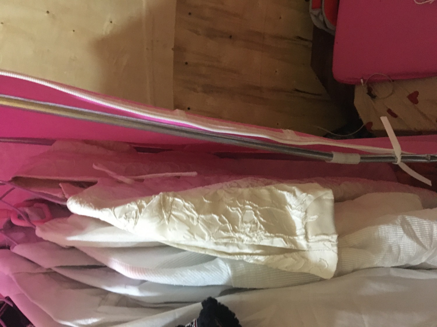 Dùng mới 3 ngày mà hết 2 lần sụp, đến lần thứ 2 là không còn dùng được luôn.
Thanh nhôm và chốt nhựa yếu ớt mặc dù đồ không nhiều.
Có thể trả hàng không ạ?