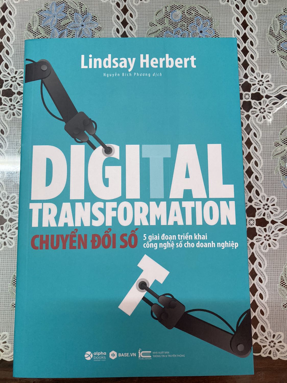 Quyển sách này giao đến nơi vẫn còn nguyên vẹn, ngoại quan vẫn còn mới đẹp.
Nội dung sách theo xu hướng, dựa trên sách nước ngoài Việt hoá lại theo văn phong trong nước nên dễ đọc dễ hiểu. Sách cung cấp nhiều thông tin và kiến thức hữu ích!