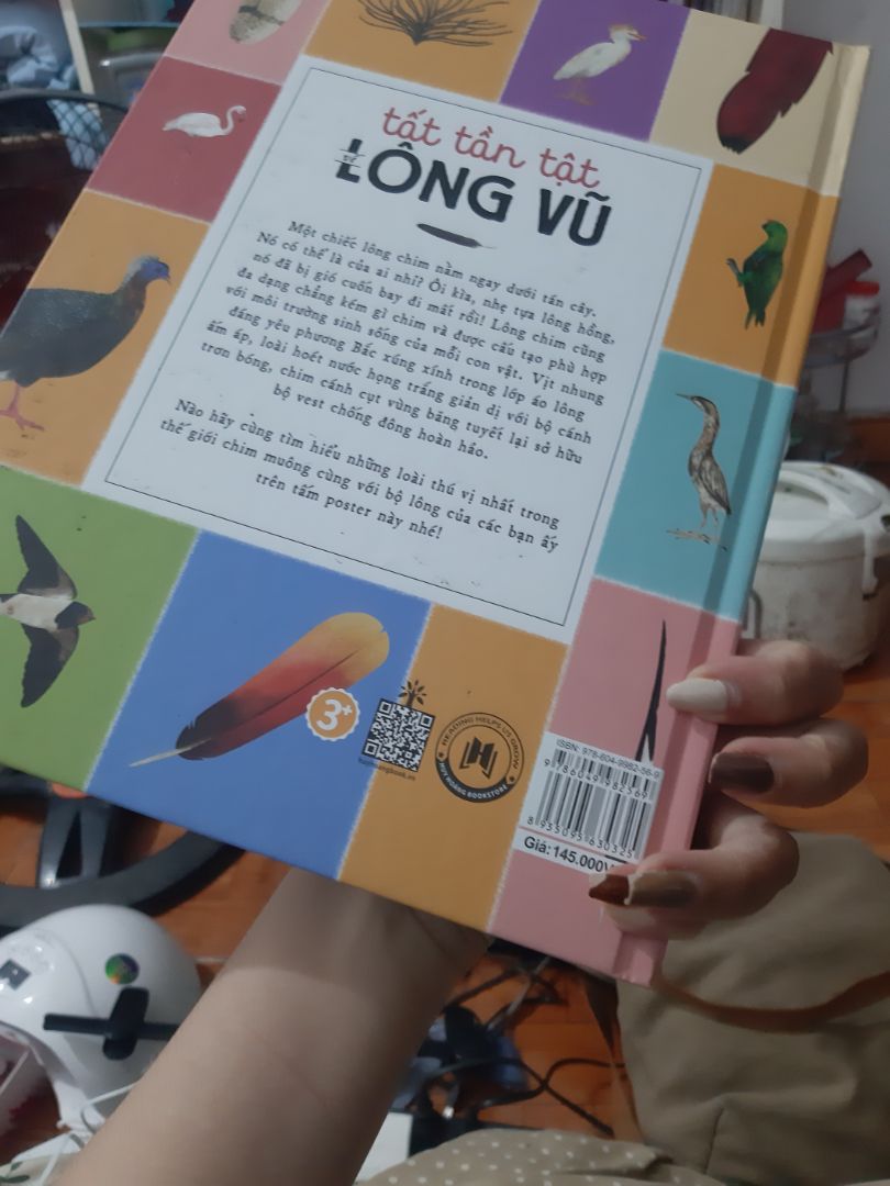 Sách được in màu 100%, giấy đẹp, khổ to, sặc sỡ và nhiều loài chim mình chưa từng thấy bao giờ. Bổ ích!