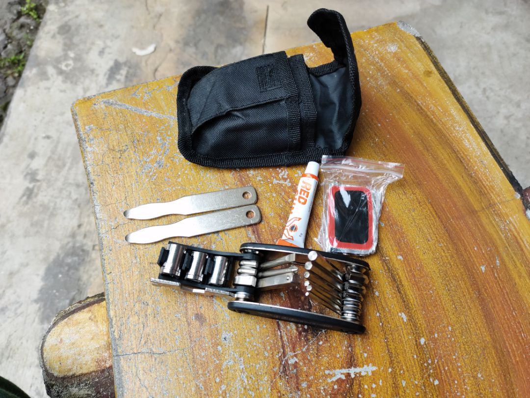 1 bộ nhỏ gọn phù hợp với trường hợp khận cấp. nhưng shop bảo quản đồ không tốt. ốc bị han dỉ