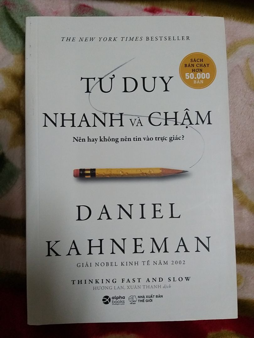 1 cuốn sách hay về quy trình suy nghĩ và ra quyết định của con ng.Tác phẩm thể hiện sự uyên bác thâm sâu của tác giả,những nhiên cứu chi tiết về tư duy con người,phản xạ,lối hành xử.1 tác phẩm khổng lồ về suy nghĩ và hành vi con người về các định kiến trong tư duy,các vấn đề của trực giác trong thời đại thông tin hỗn loạn và phức tạp như ngày nay