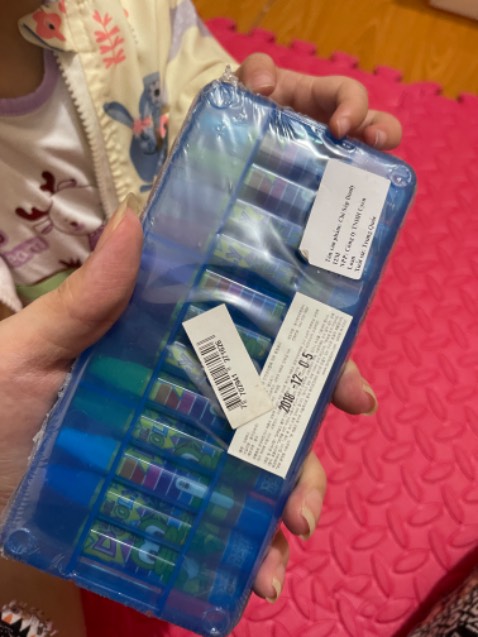 Sản xuất từ năm 2018, màu chạm vào tay lem đầy ra tay, chân, thảm. Thật sự thất vọng vì mua cho bé nhà mình mới 23 tháng mà chất lượng tệ như vậy