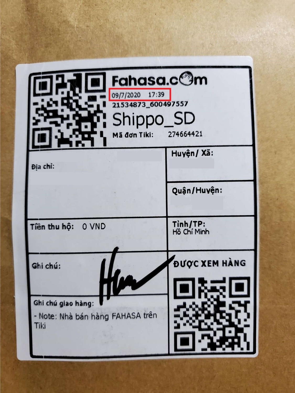 Về sản phẩm thì không có vấn đề gì. Nhưng về thời gian giao hàng thì thực sự đáng phàn nàn. Sách được bán và giao bởi Fahasa trên Tiki. Đơn hàng đặt vào 3/7. Theo dõi đơn hàng của Tiki hiển thị sẽ giao vào 8/7. Nhưng 9/7 phía Fahasa mới nhận đơn và đóng gói. Kết quả là 17:27 chiều 10/7 mình mới nhận được hàng. Tiki không có một ghi chú hay thông báo về việc đơn hàng có thể giao trễ hơn dự kiến để người mua chuẩn bị sắp xếp công việc canh thời gian chờ nhận hàng. Các bạn nên cân nhắc khi mua các sản phẩm được bán và giao bởi Fahasa trên Tiki. Khi mình mua trực tiếp trên website của Fahasa thì mình không gặp tình trạng này.