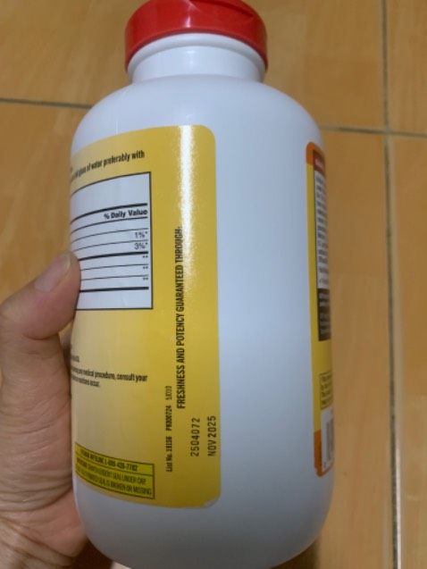Check mã vạch hàng của Mỹ, còn niêm phong nhưng tem dán ko được thằng, nhăn nhúm ko biết có phải hàng thật ko. A shiper vui vẻ nhiệt tình, giao hàng nhanh.