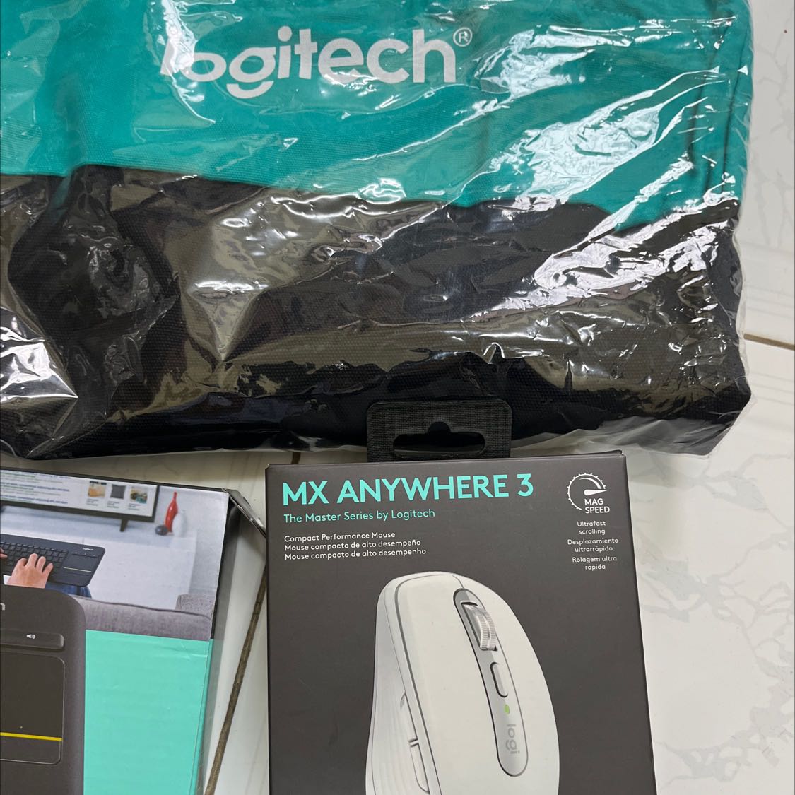 Rất đẹp nha các bạn. 
Còn được tặng nón tặng giỏ Logitech xịn xò…. Mong sản phẩm dùng tốt và bền thui. Rất đẹp nha các bạn. 
Còn được tặng nón tặng giỏ Logitech xịn xò…. Mong sản phẩm dùng tốt và bền thui.