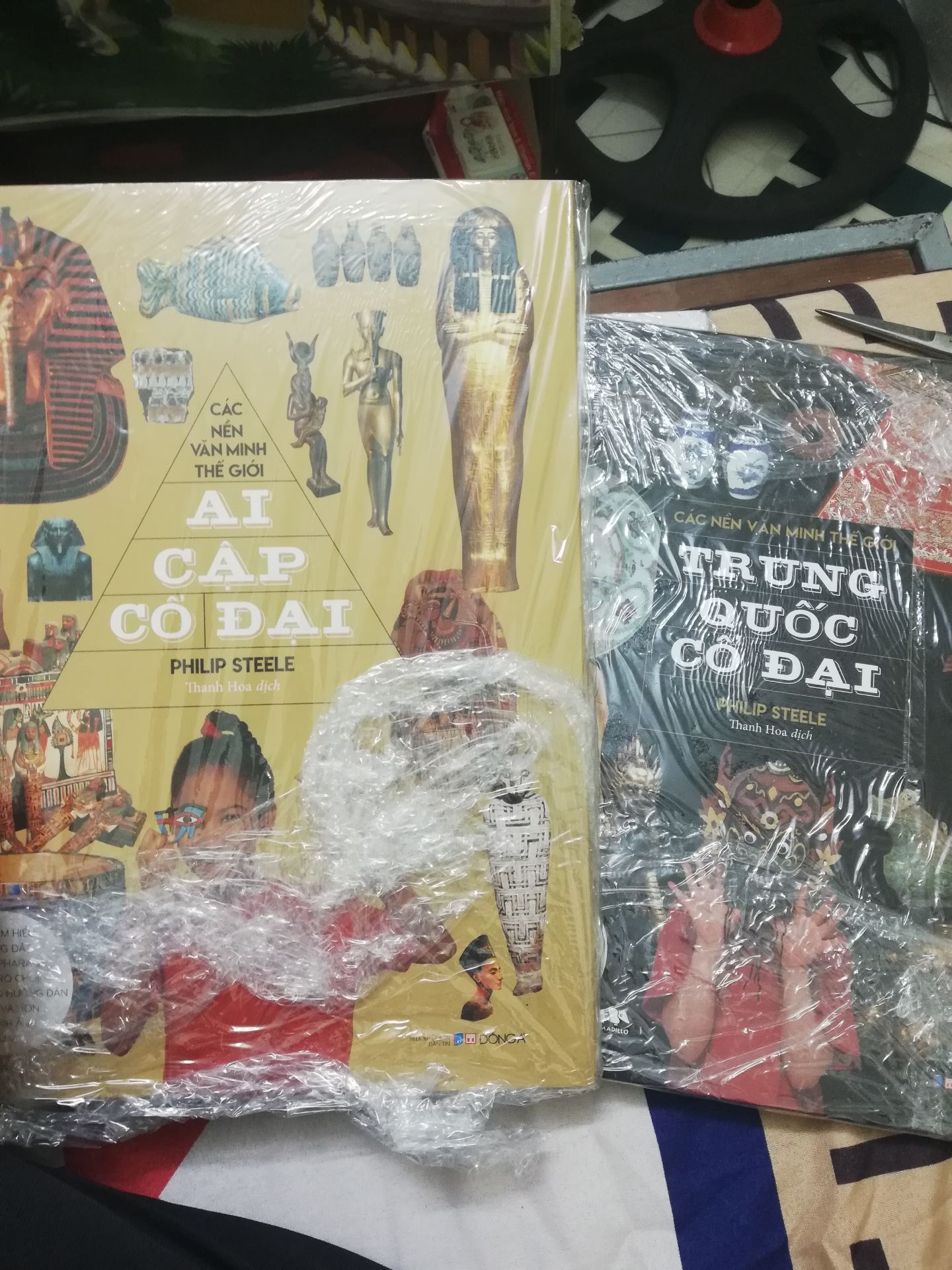 Sách bọc cẩn thận lắm ạ, màu sắc cũng đẹp