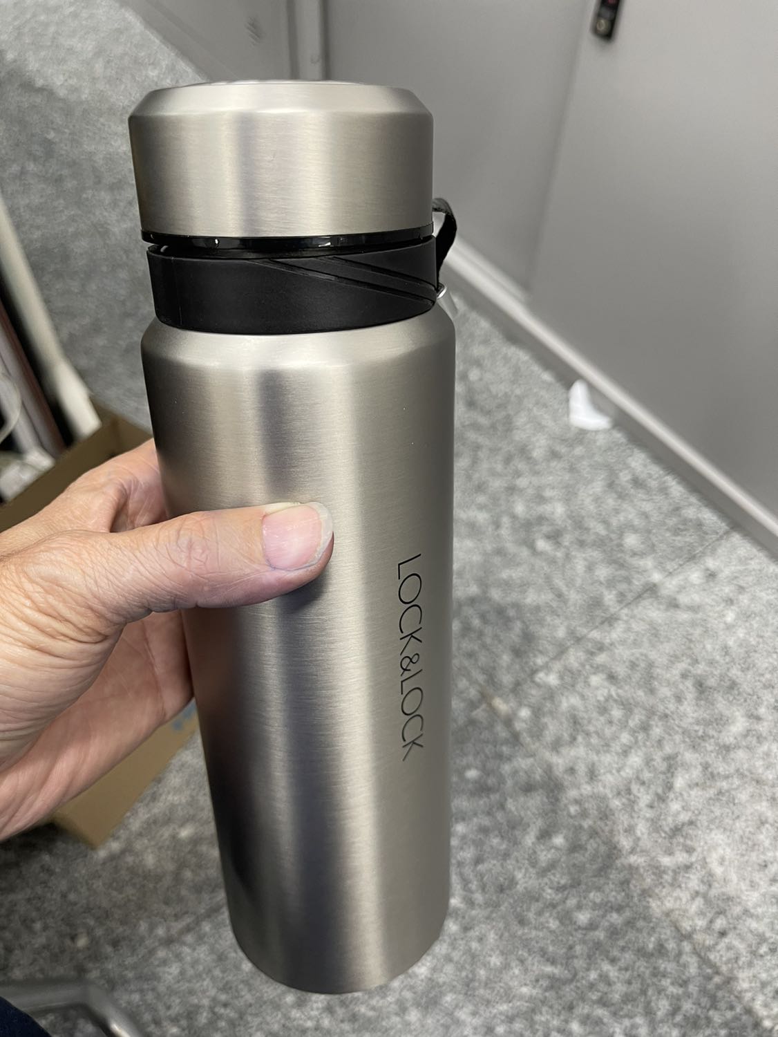 Tiện lợi, đẹp mắt, giao hàng nhanh chóng trong 2h có luôn, ưng ý đặt thêm 1 bình nữa nhưng bình thứ 2 bi trầy xước nhẹ. Ai phu trách chất lượng nhớ kiểm tra rồi giao khách.