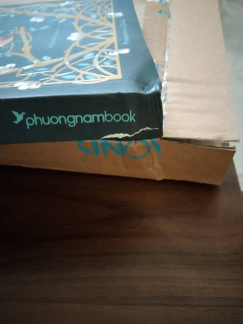 Đóng gói không cẩn thận, móp hết cả góc sách. Đối với những người yêu sách, đây là điều rất tệ.