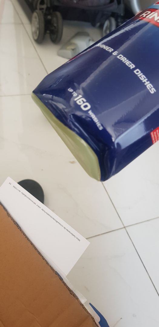 Đóng gói thiếu chèn lót làm vận chuyển móp đáy chai nước bóng, không đặt đứng chai được nữa.