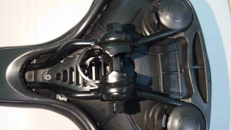 Yên xe có cấu hình đẹp, chắc chắn. Chưa sử dụng nên chưa biết có êm hay không.