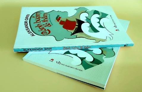 Mẹ mất sớm, cô bé Assol sống với người cha là một thủy thủ đô về hưu. Hai bố con bị người trong làng xem như những kẻ khác thường. Đắm mình trong thù hận và day đứt triển miền, ông Longren sống trầm lặng và dành hết tình yêu thương cho cô con gái của mình. Ông kiếm tiền bằng cách làm và bán những món đồ chơi về nghề thủy thủ. Một lần, trên đường đi giao đồ chơi, qua một canh rừng, cô bé Assol gặp ông lão Aigle. Ông kể cho có be nghe về cuộc sống ngoài biển cả và nói với cô rằng sau này, khi cô lớn lên, sẽ có một chàng hoàng tử trên con tàu mang cánh buồm đỏ thắm đến đón cô. Thời gian trôi đi, Assol vẫn luôn tin tưởng và ngóng đợi hình bóng của cánh buồm đỏ thắm từ ngoài khơi xa... Câu chuyện lãng mạn cho chúng ta cơ hội một lần nữa được trở về thuở mới lớn mộng mơ về tình yêu và hạnh phúc vĩnh cửu.