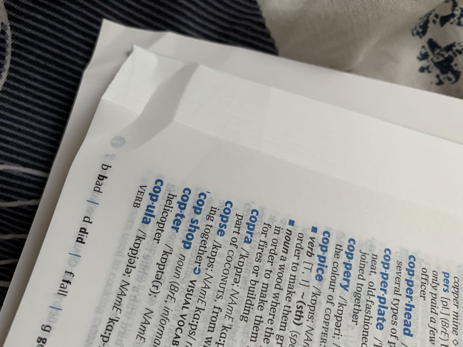 Đã đặt hàng ở Tiki nhiều lần nhưng đây là lần đầu tiên thất vọng với sản phẩm mình nhận được. Cuốn từ điển Oxford này mình mua với giá hơn 400k từ nhà sách FAHASA trên Tiki mà khi nhận sản phẩm thì lại bị quăn mà móp góc như thế này, là một người mê sách, nhất là sách tiếng Anh thì mình cực kì thất vọng. Mong Tiki cẩn thận cho những đơn hàng sau!