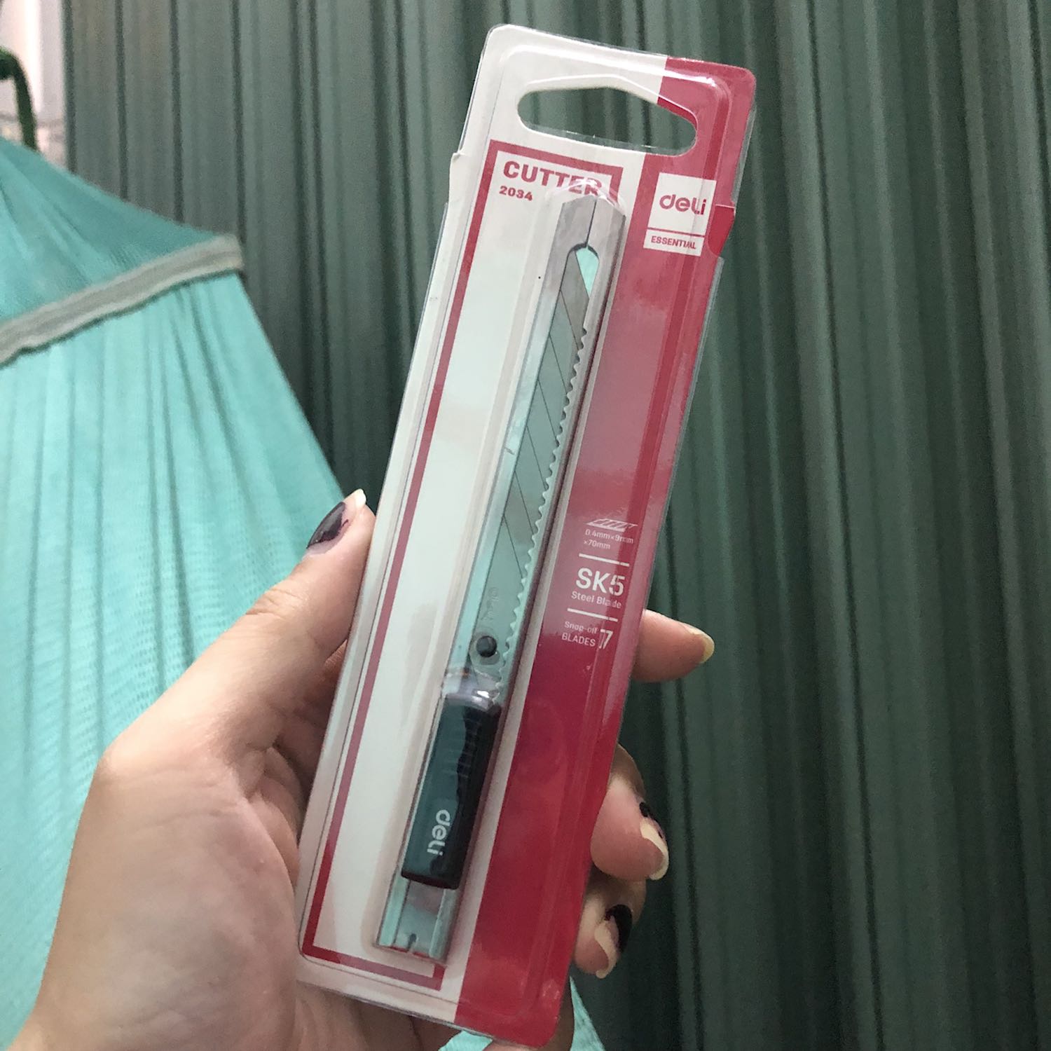 Chưa đến 2h mà Tiki đã giao rồi...mới đặt khoảng chừng gần tiếng đã thấy ship *** ra nhận hàng rồi. 

Giao rọc này mình từng mua 2 trước mà sử dụng chưa bao lâu đã mất, dao rọc êm nhất trong tất cả các loại hay mua để dùng, giá lại hạt dẻ.