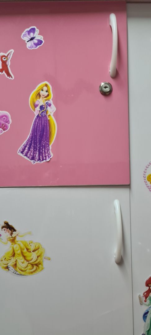 Trước lúc giao hàng có chút trục trặc. Nhưng sau đó shop sắp xếp ổn. Tủ tốt, đẹp, chắc chắn, kiểm tra trước khi nhận hàng