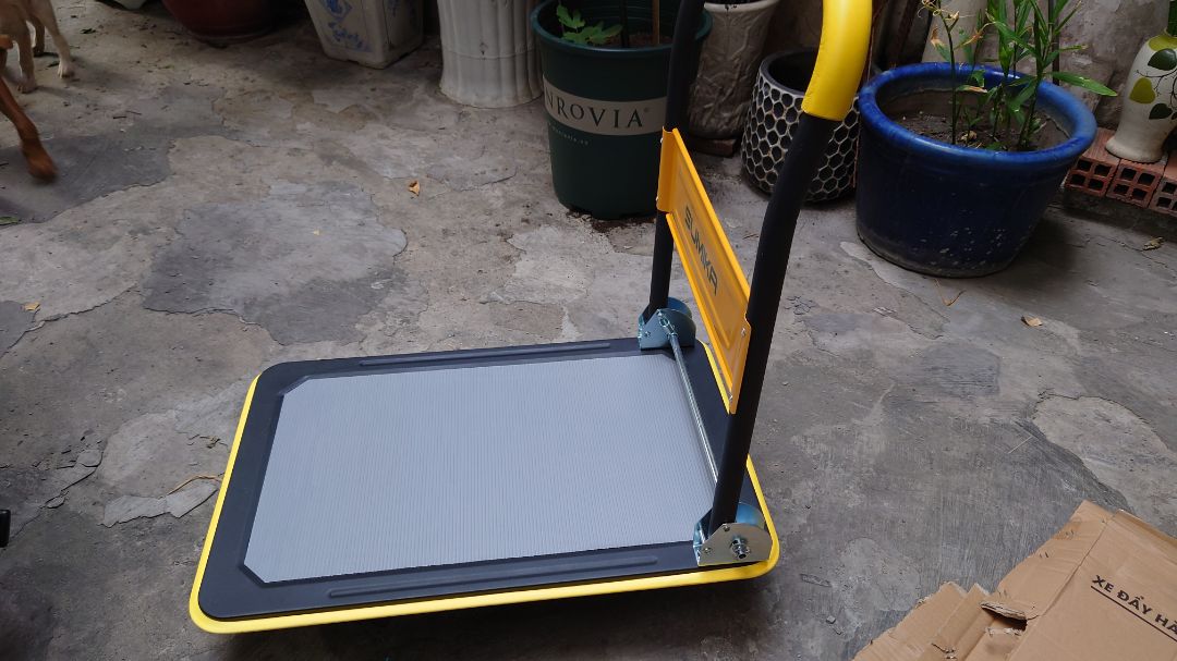 sản phẩm đóng gói cẩn thận , có đủ tool để lắp ráp. lắp ráp cũng đơn giản
tuy nhiên bánh xe không được trơn tru lắm, hơi bị cứng khi vận chuyển hàng (mới chỉ là cái cây cảnh với chậu tổng trọng lượng tầm dưới 30kgs)