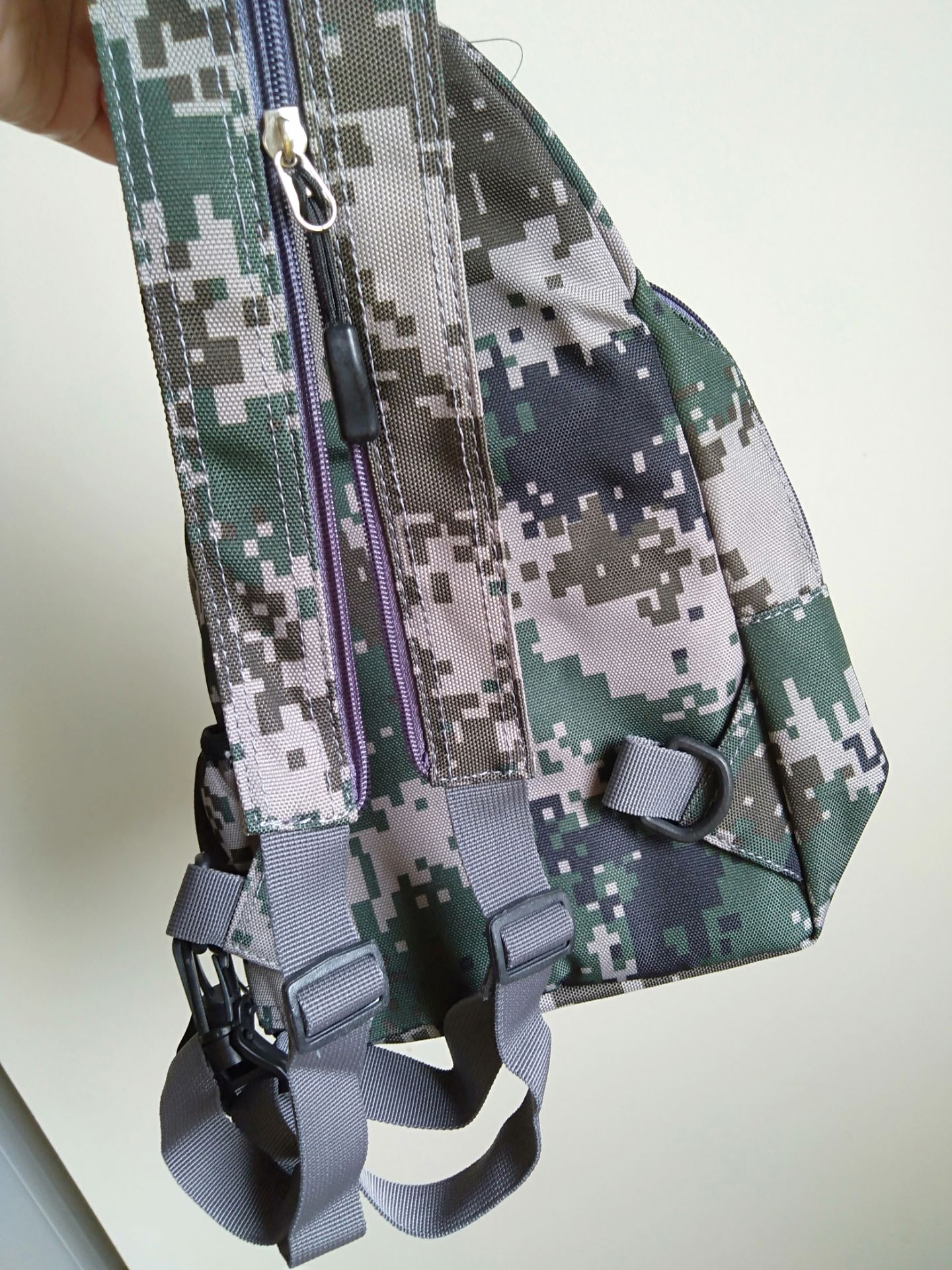 Vải dày dặn, siêu cool, khá rộng rải để đựng các vật linh tinh, bonus quả giá 69k cũng khá hợp lí