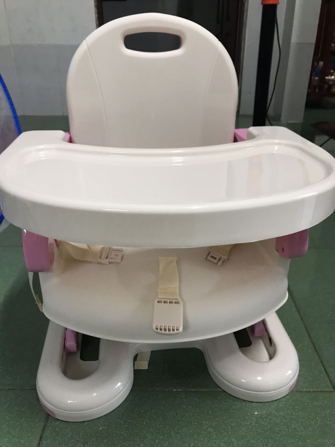 Ghế màu hồng dễ thương, nhưng mức 2 và 3 không chắc chắn. Bé ngồi hay bị nghiêng. Giao hàng nhanh. Được tặng kèm áo yếm Ghế màu hồng dễ thương, nhưng mức 2 và 3 không chắc chắn. Bé ngồi hay bị nghiêng. Giao hàng nhanh. Được tặng kèm áo yếm