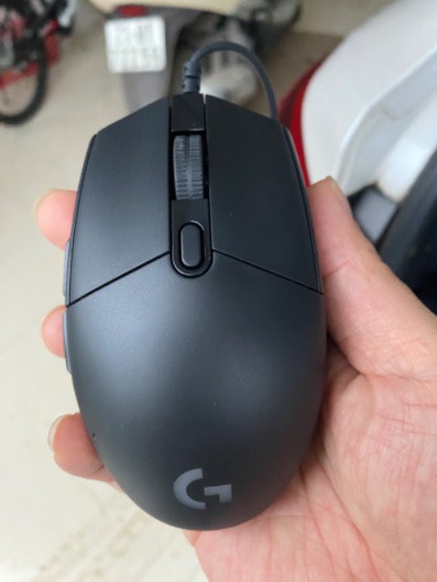 Chuôt chính hãng gì mà nhìn như chuột Fake. Chẳng có tem mác gì.  Nút bấm thì ko được thật như chuột chính hãng. Coi như mất 380k