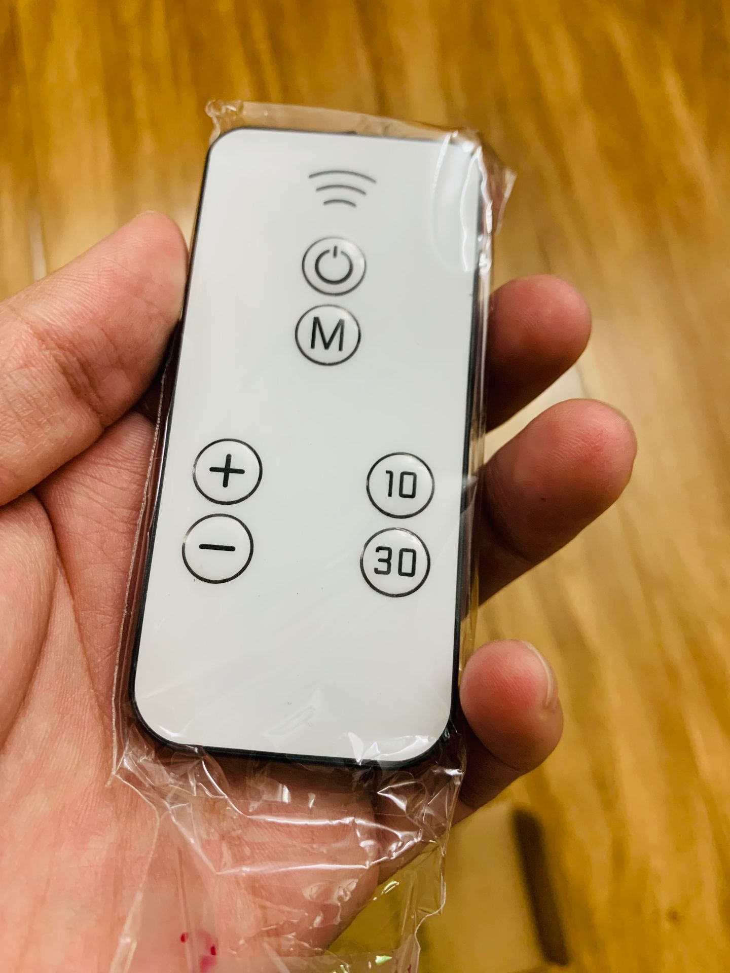 Sản phẩm đúng mô tả, remote nhạy và có nhiều tuỳ biến rất tiện. Sử dụng 1 một thời gian, đèn hoạt động ổn định. Giao hàng nhanh và đóng gọi ổn. Thanks shop!