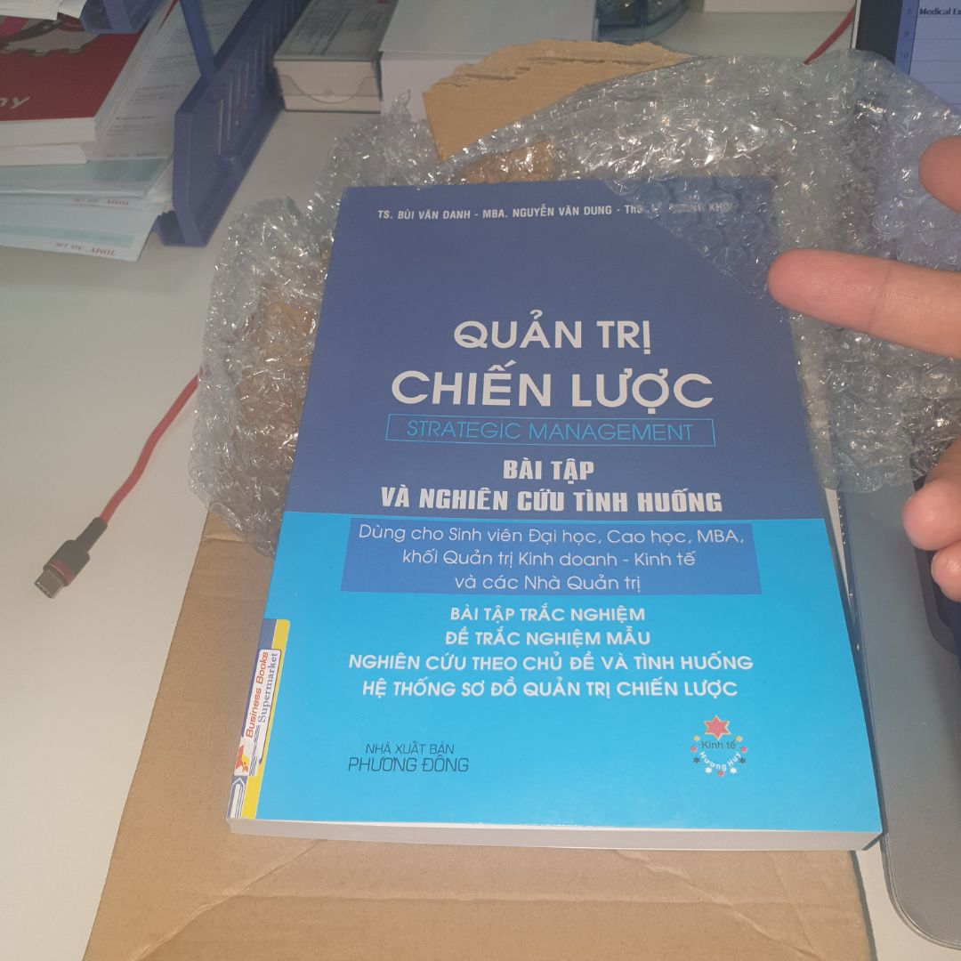 Đặt sách giá bìa gần 500k, giao sách 80k. chán quá