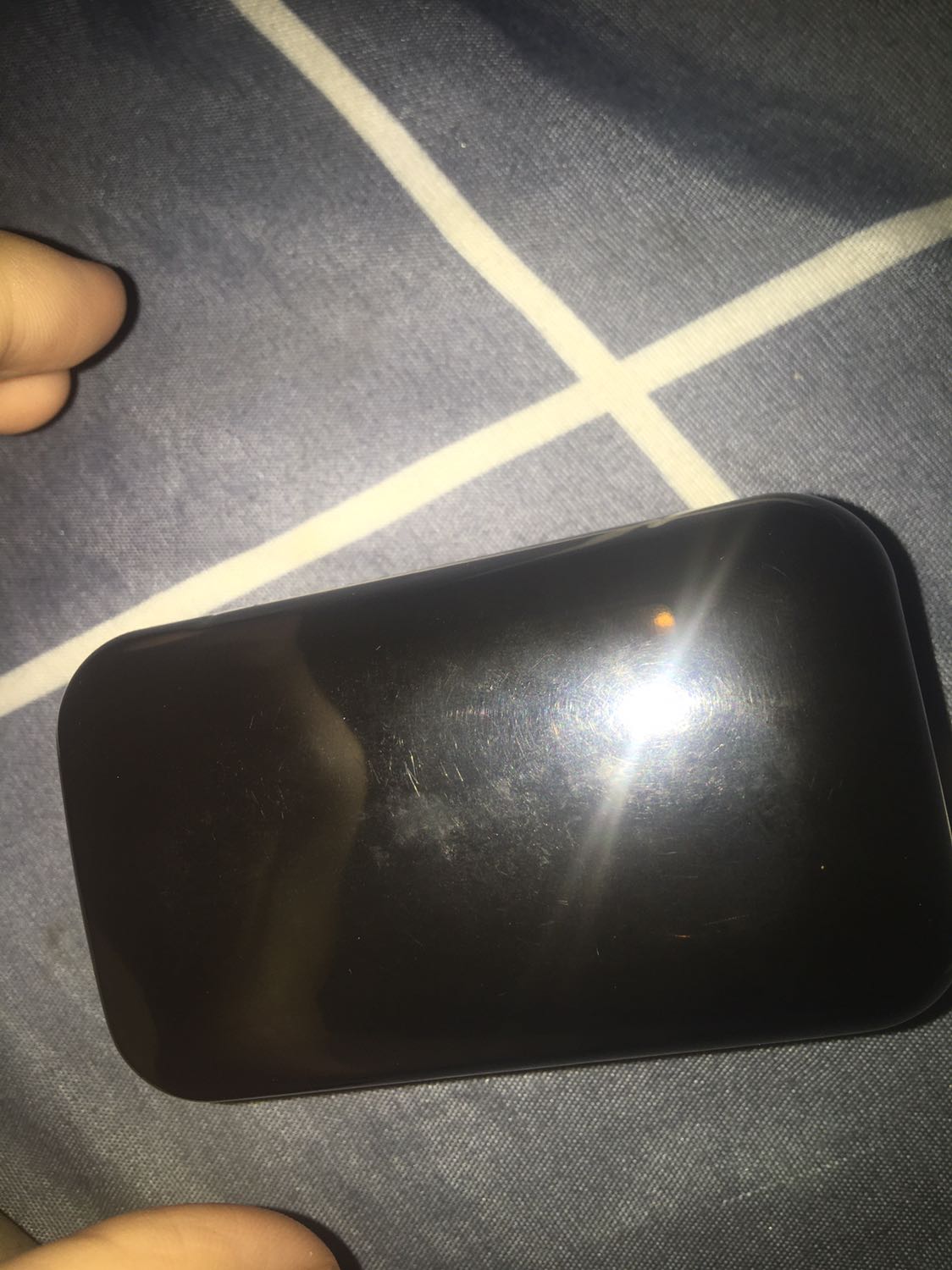 Hàng gửi về giống hàng cũ í bị xước vỏ với một bên đèn k đỏ, tai nghe đã được để trong hộp trước và k có bao bảo vệ
Mới nhận hàng mà cứ tưởng dùng lâu rồi í
Đợt này đang dịch đổi hàng khó khăn nên thôi xui v