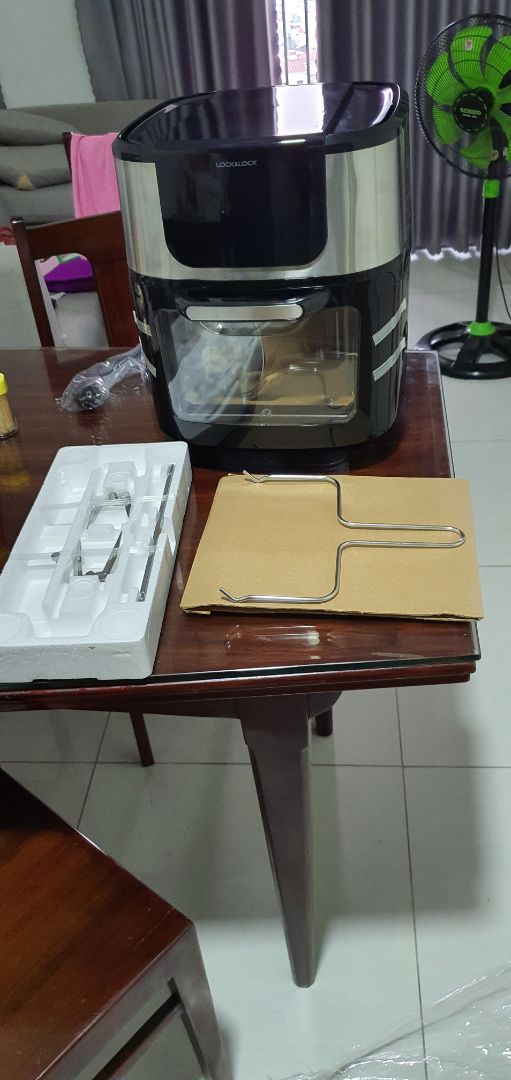 Điểm cộng cho cách đóng gói ( 2 lớp thùng)
Phần lồng nướng rang đậu phộng cực kỳ ổn. 700g 25 phút với nhiệt đôt 200° cho lần đầu khởi động lò. Lần thứ 2 giảm nhiệt độ còn 180° và rang trong 20 phút.
Vỉ trong lò có vẻ hơi rộng nên khi đóng cửa cảm giác bị vướng phần viền vỉ ngay cửa lò.
Chảo tặng kèo chắc, không bị lỗi, không biến dạng. Tuy nhiên đóng gói sơ sài dễ gây móp nếu vận chuyển không cẩn thận.