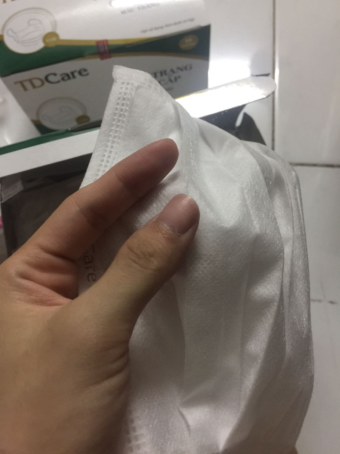 Hàng giao nhanh, chất lượng tốt, chuẩn 4 lớp, có đầy đủ tem chống hàng giả. Nhưng gói hàng quá chán, chỉ quấn bọc nilon, không có lấy một cái hộp. ?