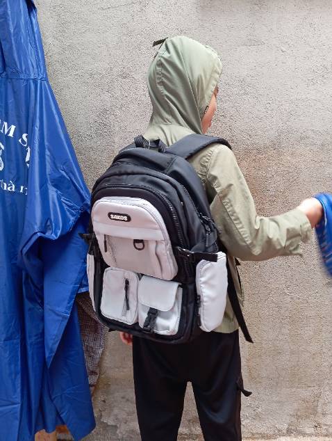 Nhẹ, êm, nhiều ngăn, cảm giác chắc chắn. Mua cho con trai đi học và cậu ấy rất thích