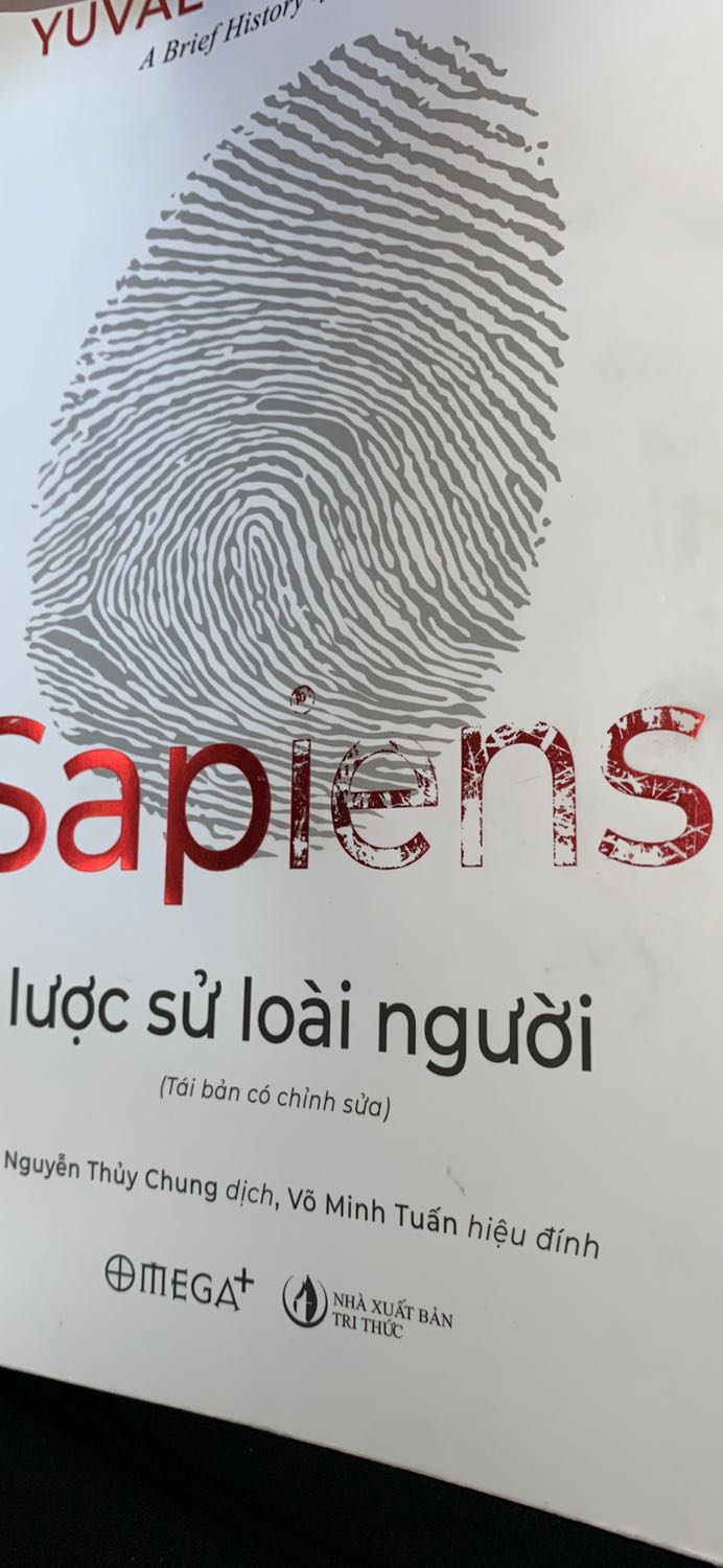 Sách mình đang đọc dở, không tác động mạnh nhưng chữ in trên bìa bị nhòe đi. Một số trang thì giấy bị bong khỏi gáy.
Như vậy thì chất lượng sách khá kém. Mình có được gửi trả lấy quyển khác hoặc cửa hàng sửa những trang bị bung gáy ko?