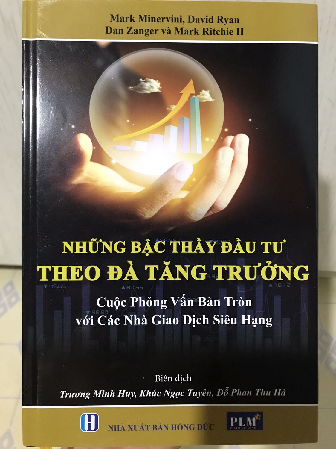 Sách có những câu hỏi mà ngay chính cả bản thân mình cũng đã từng thắc mắc và nay đã có câu trả lời. Các bậc thầy không phải luôn luôn có những quan điểm giống nhau có các trường hợp họ xử lý rất khác nhau nhưng có một điểm chung đó chính là họ ưu tiên rủi ro thấp hơn là chỉ nhìn về lợi nhuận khi thực hiện một giao dịch nào đó. 

Theo cá nhân mình nghĩ quyển sách này sẽ phù hợp với những bạn nào đã từng có thời gian trải nghiệm trên thị trường chứng khoán. Mong các bạn sẽ có câu trả lời cho chính mình thông qua quyển sách này. Good luck!
