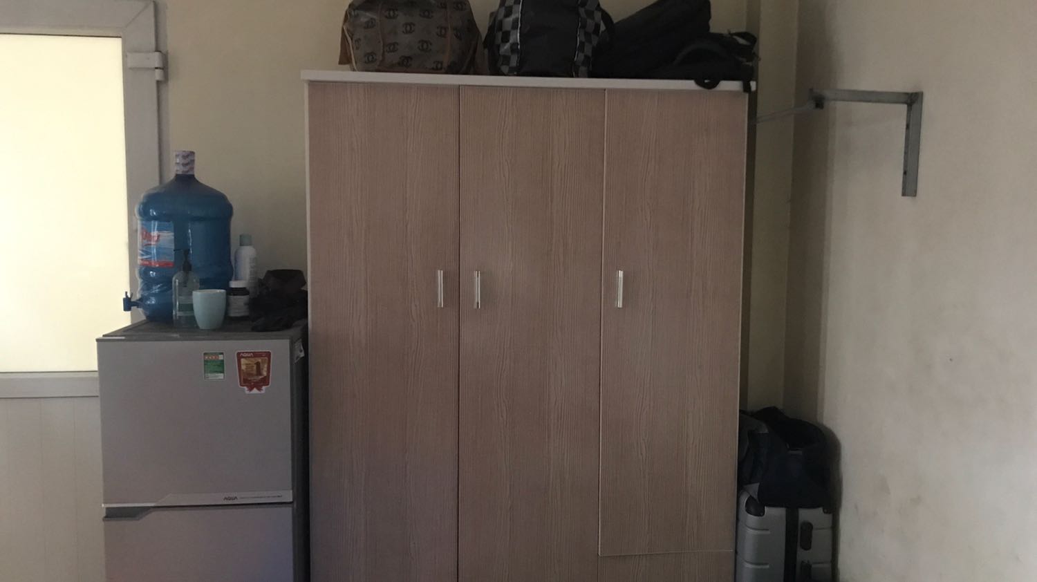 Tủ màu sắc đẹp. Phần khung và bản lề làm khá chắc chắn. Trên nóc còn để được ít đồ nặng. Ngăn kéo nhẹ nhàng, kéo và đóng mở tủ êm, không có tiếng động khó chịu. 
Tủ nhựa mới nên có chút mùi. Dùng vài hôm mới hết. 
Kích thước tủ to nên không vận chuyển dc lên trên tầng. Phải tháo từng bộ phận ra vận chuyển lên mới lắp lại. Mình đã hỏi nhưng chỉ có loại lắp sẵn. Không có lắp tại chỗ. 
Quá trình tháo lắp lại cũng nhanh và vẫn chắc chắn, Không móp méo gì. Vận chuyển nhanh chóng trong ngày luôn. 
Điểm trừ là Phần độ sâu của tủ, 1 số loại quần áo mua đông của mình to và dày nếu treo móc khi đóng cánh tủ phải xoay nghiêng     mới đóng dc cửa. Và khó khép kín. Quần áo mỏng thì ok.