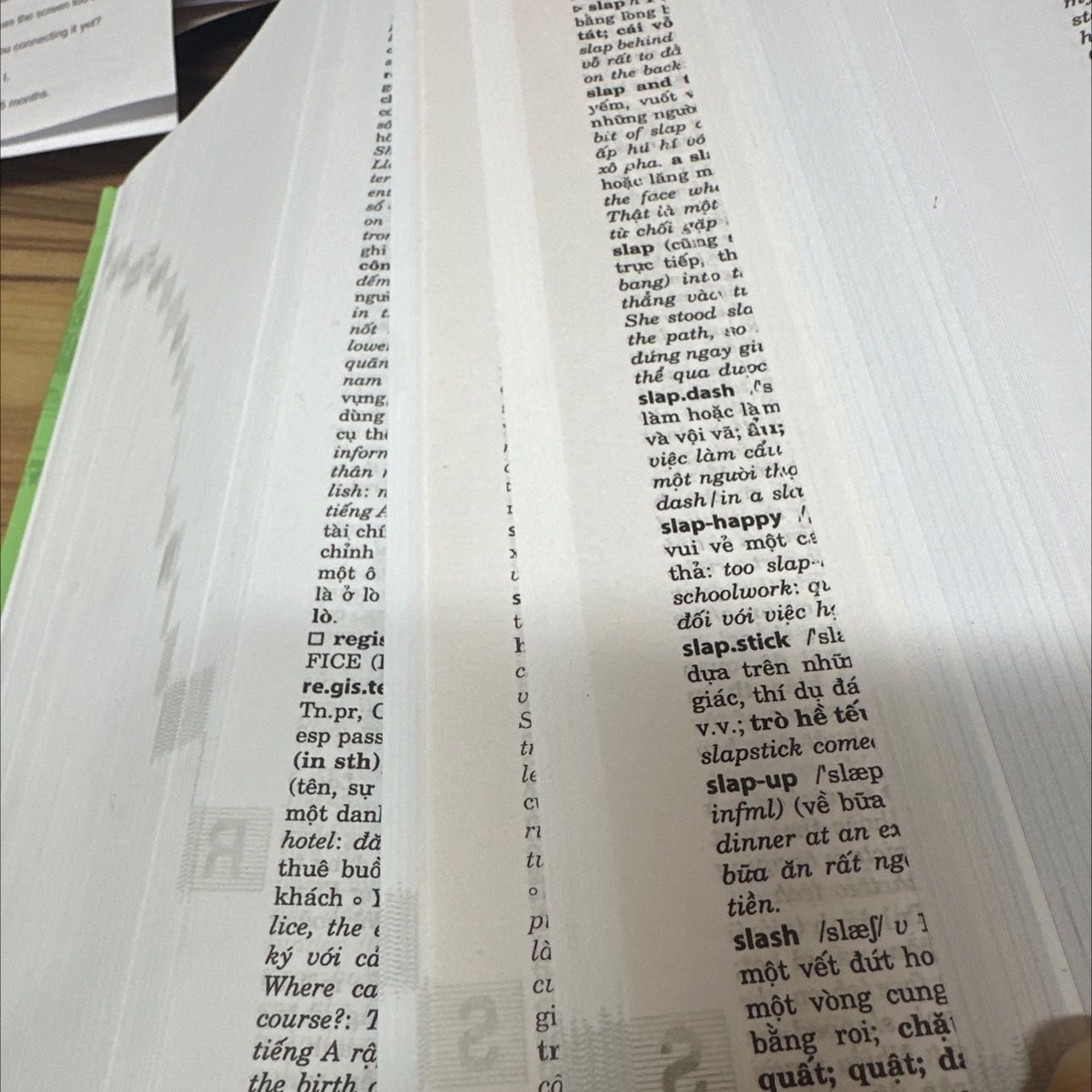 Tôi đã nhận từ điển được một thời gian, tuy nhiên hôm nay sử dụng mới nhận thấy chất lượng giấy của từ điển không ổn. Trên cùng một cuốn mà chất lượng giấy chia thành 3 loại khác nhau. Độ trắng, độ nhẵn của giấy không đồng đều cũng như mực in của phần màu sậm thì mờ hơn nhiều. Cùng là cuốn từ điển này tôi đã mua năm 2001 mà đến bây giờ giấy vẫn bóng đẹp. Tôi thật sự không hài lòng về sản phẩm mình đã mua. Lựa chọn Tiki vì tin tưởng về chất lượng nhưng lần này thấy không còn uy tín với tôi nữa.