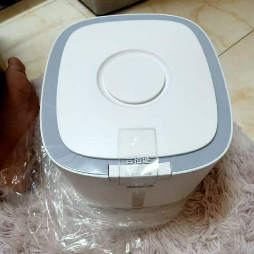 thùng gạo chắc chắn, nhựa tốt đẹp. hàng của ecoco nên rất yên tâm, shop bán hàng rất uy tín. mình sẽ ủng hộ shop lâu dài