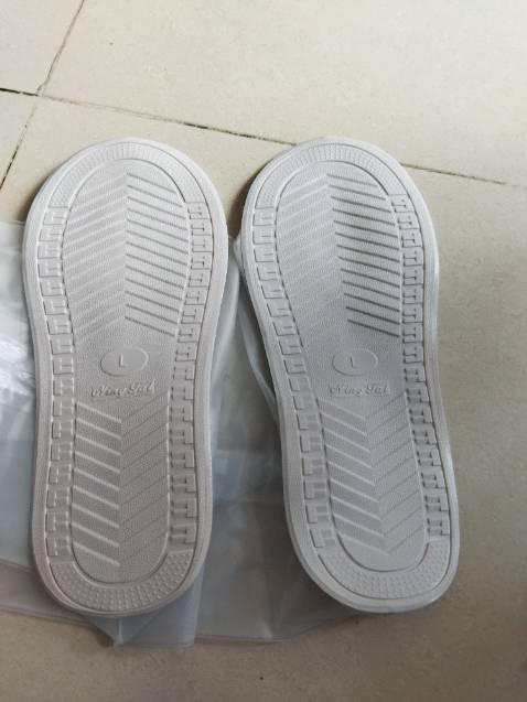 Tôi mua 2 đôi sao giao có 1 đôi vậy?