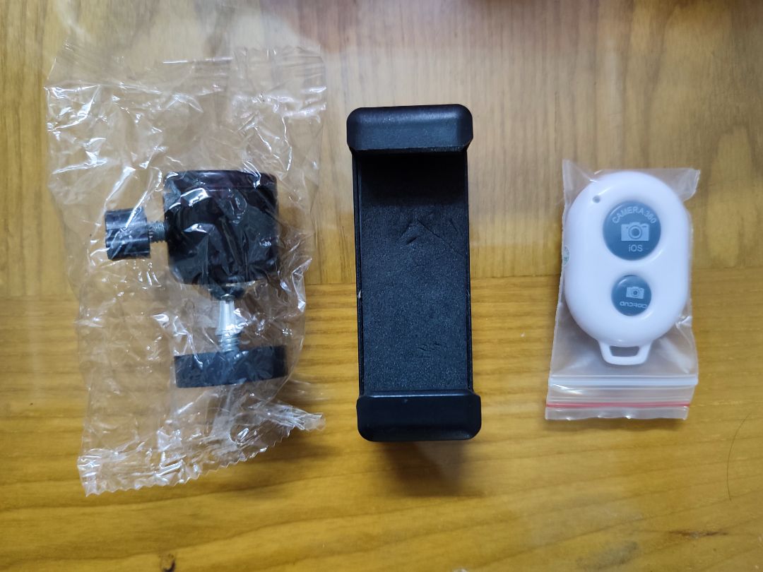 Hàng giao đúng hẹ, đóng gói cẩn thận (hơi nhiều ni lông). Bên trong hộp có chân và các phụ kiện như hình. Cái bấm điều khiển từ xa sáng đèn nhưng ko thấy có tác dụng không rõ là do không dùng được hay phải làm thêm thao tác gì, sẽ nghiên cứu thêm. Sản phẩm phù hợp giá tiền.