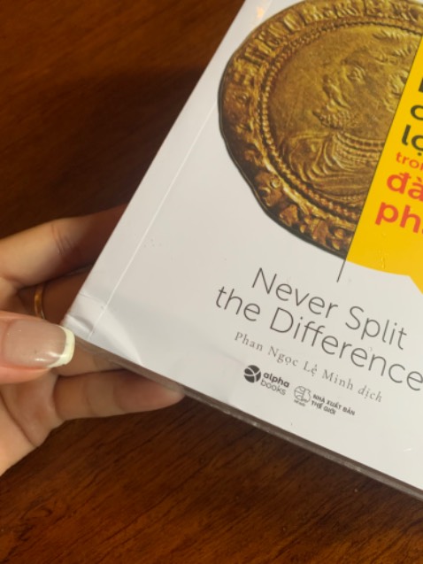 Đây là cuốn sách bắt đầu từ thời điểm đặt tới lúc nhận đc làm tui thất vọng. Giao hàng trễ, nhận hàng thì hộp méo đủ góc, tui nhìn là thấy bên ngoài méo mó như vậy kiểu gì sách cx có vấn đề. Góc dứoi cuốn sách bị méo vào trong góc trên cx y vậy. Vì cuốn sâch này tui đặt để tặng quà nhưng thật sự thất vọng khi nhận đc hàng về nó ….