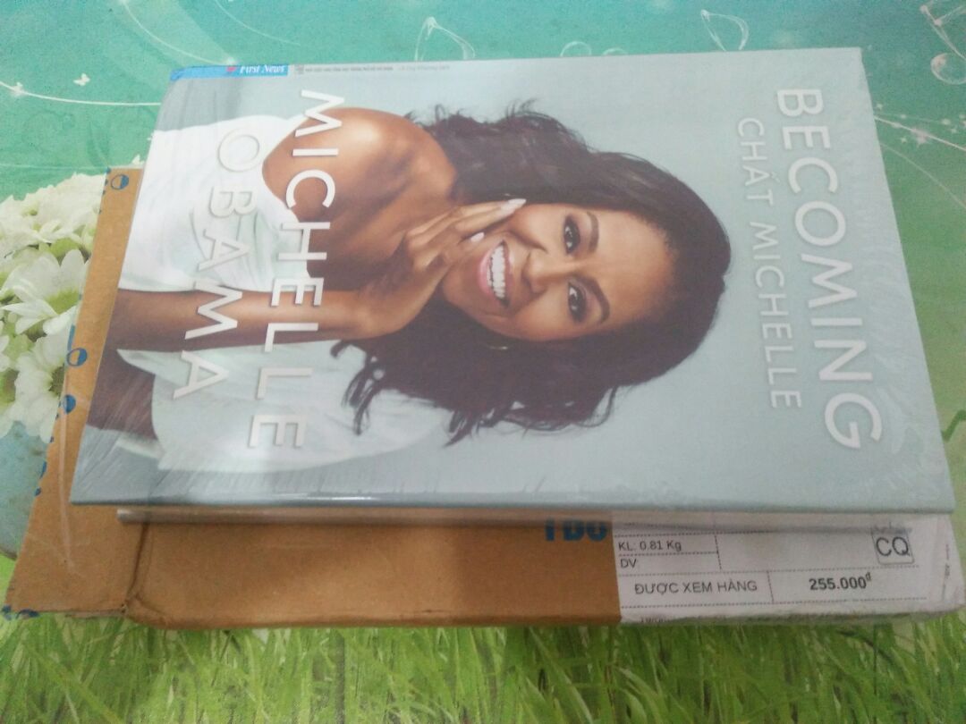 Giao hàng siêu nhanh, mới đặt tối hôm trc mà sáng hôm sau đã có luôn. Bìa cứng, giấy rất mịn và đẹp. Săn sale còn 255k ưng quá trời ?. Mình ms đọc 1 ít nhưng đã bị thu hút bởi chất văn lôi cuốn của Michelle và Lê Duy Khương dịch