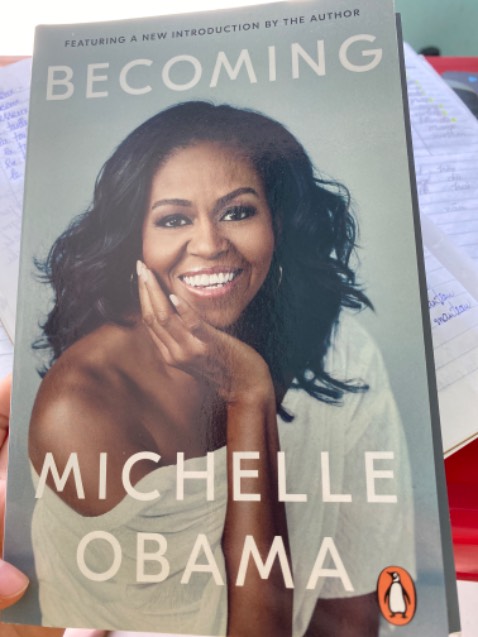 Sách dày nhưng cầm rất nhẹ. Chữ in rõ ràng không bị nhoè mờ. Tuy nhiên chữ và sách hơi nhỏ xíu. Mọi người có thể cân nhắc khi mua.