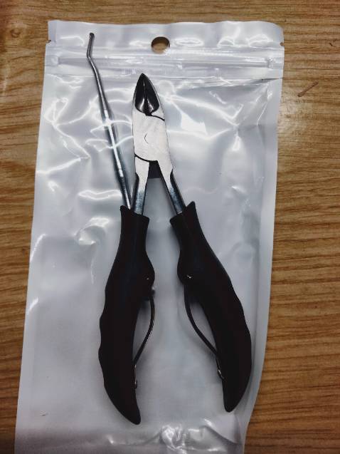 Kềm ổn nhé mọi người, phần lưỡi không láng lắm, phần cắt không có vấn đề. Hợp để cắt móng cái.

Cập nhật: trung bình mình dùng mỗi tuần một lần thì vài lần đã bung cán rồi. Cán chỉ gài vào chứ không thấy vết dán hay ghim ốc gì cả