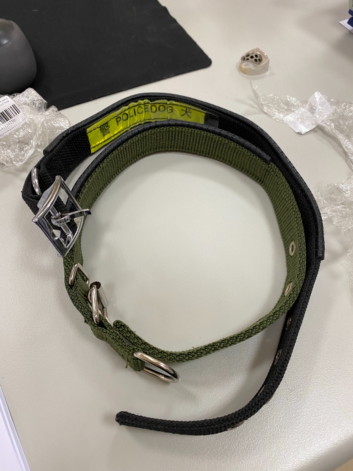 Hôm trước mình có mua 1 cái màu xanh size M và thấy hài lòng về nó nên đặt thêm 2 cái màu đen cho 2 bạn của khác. Nhưng 2 cái màu đen mình đặt lại giao không cái nào đúng như thông tin sản phẩm và hình ảnh minh họa, 1 cái màu không đúng, cái màu đúng thì khóa không chuẩn và 2 dây này ngoài màu thì cũng khác nhau ( như ảnh đính kèm). Mình không hài lòng và yêu cầu hoàn trả đơn hàng này. Mình hay mua online qua tiki nên khi mình chọn sp là đã đến tính năng của nó chứ ko chỉ gần giống là được. thanks