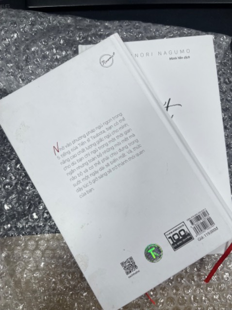 Giao hàng chậm hơn dự kiến 2 ngày, đóng gói cẩn thận nhưng 1 quyển bìa khá bẩn, có cả vết bút bi giống như đã có người sử dụng trước đó. Nội dung thì đã có xem trước và thấy hay nên mua.