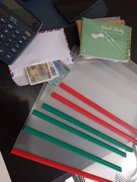 Chán quá mua 10 cặp file (20 chiếc) hết 120k nhận được 3 cặp và 48 k tiền đựng trong phong bì bó tay luôn không biết họ tính toán kiểu gì 6 cái file mỏng dính giá gần trăm nghìn, bên ngoài bán 5k/cái mua Tiki cho tiện, sợ đến già