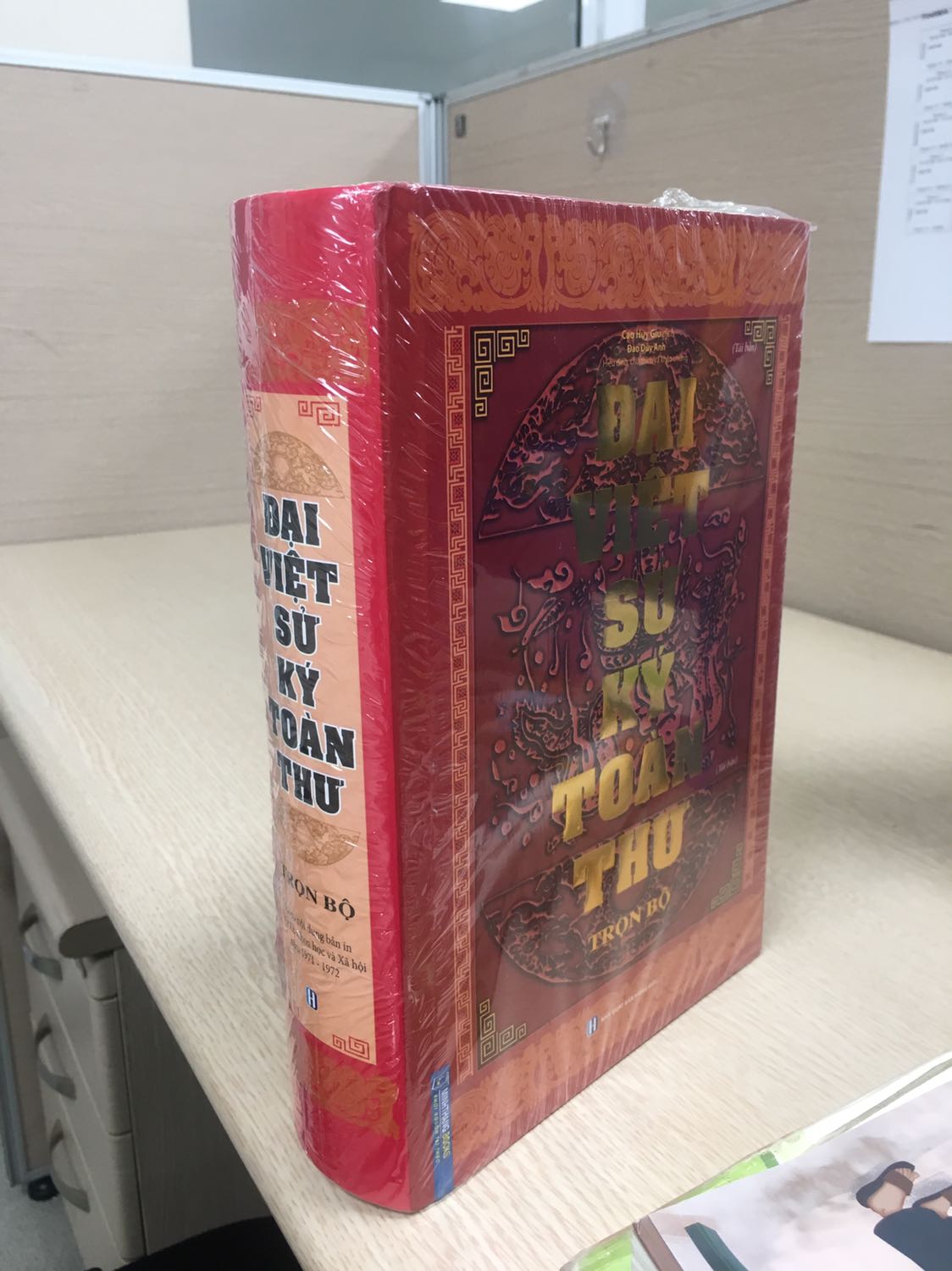 Giao đúng ngày dự kiến luôn ạ, sách rất mới, có hẳn một lớp màng co và một lớp bọc túi bóng luôn. Được tặng kèm cả bookmark nữa ạ 🥰💖