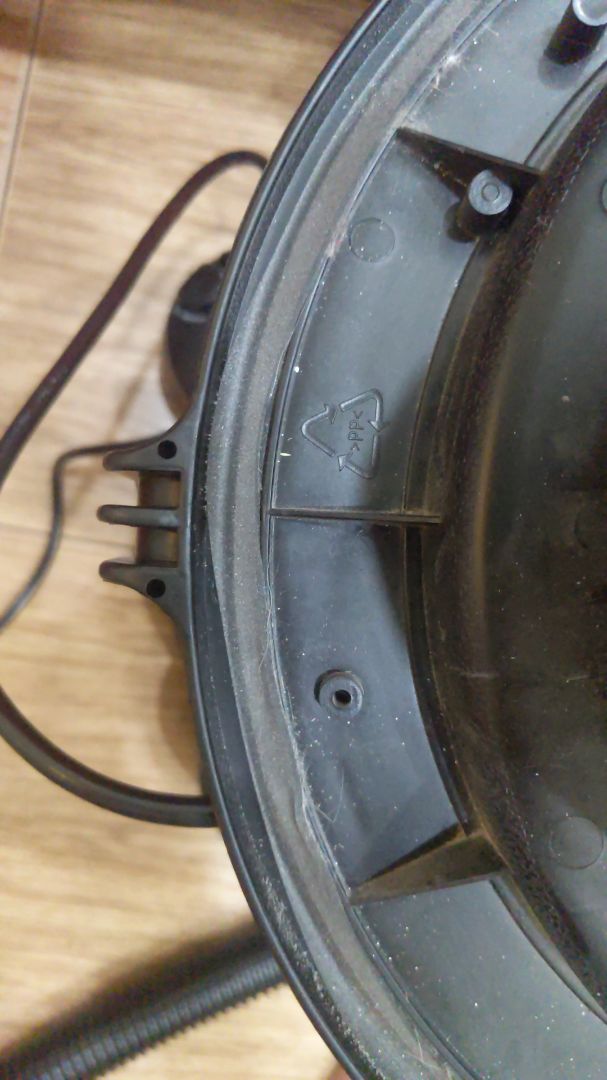 ron áp suất ( hình đín kèm)bị dán lệch(gia công cực kém), tay vòi bị xì hơi, máy kêu nhỏ hơn động cơ phản lực 1chút,hút yếu, động cơ rất nóng không biết dùng đc bao lâu