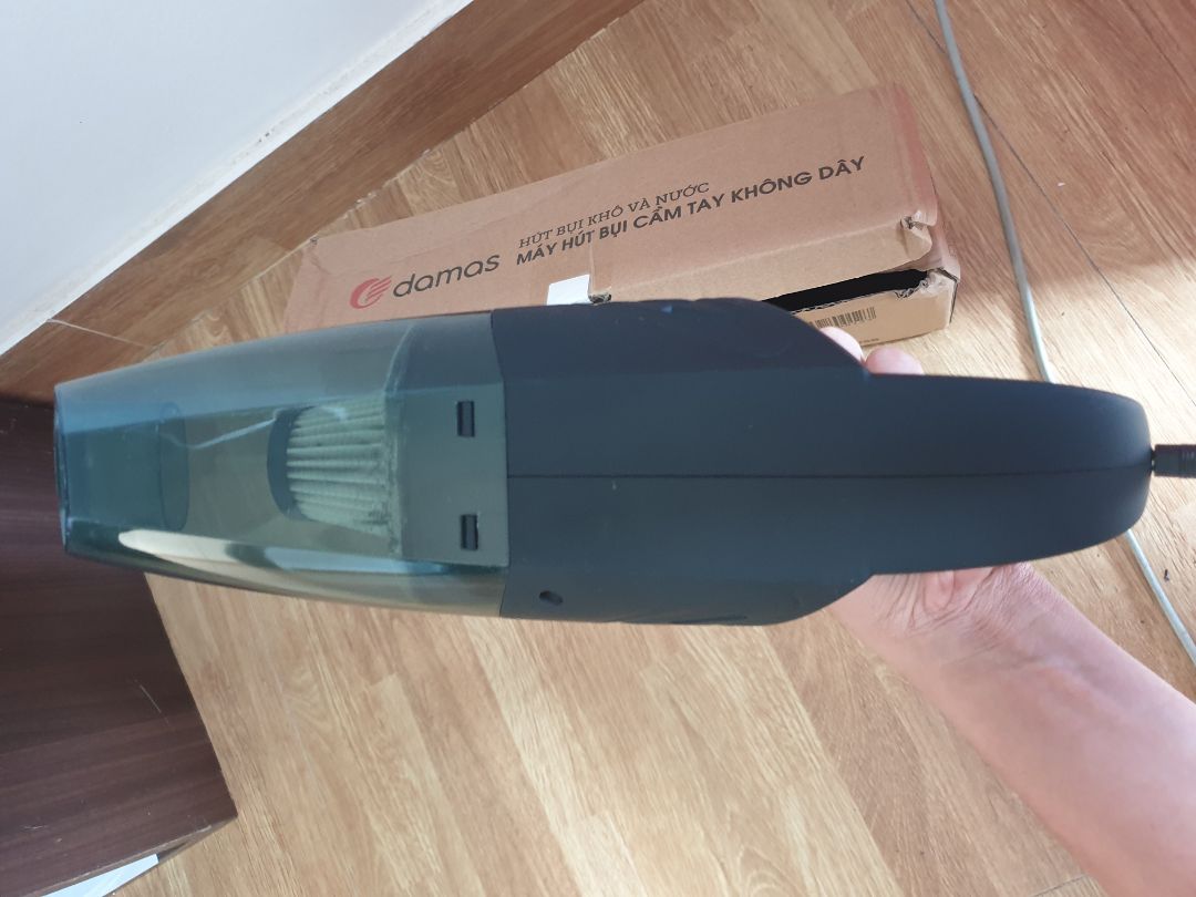 Máy không hề có nhãn, mác hoặc bất cứ một chữ gì hết (ngoài "On / Off") nên không có căn cứ gì để khẳng định hàng chính hãng Damas nhé cả nhà. Có giấy chứng nhận cấp độ : đủ tiêu chuẩn, con dấu "Đạt" màu đen bé xíu. Có bảo hành điện tử có vẻ để khách hàng yên tâm hơn nhưng thử hỏi đã có bác nào bảo hành kiểu này được chưa? Tên tiếng anh của sản phẩm ngoài hộp còn ghi sai chính tả (Vehicl) thế mà vẫn được nhiều dân mạng ca tụng... Chắc do có ưu điểm nổi bật là giá!