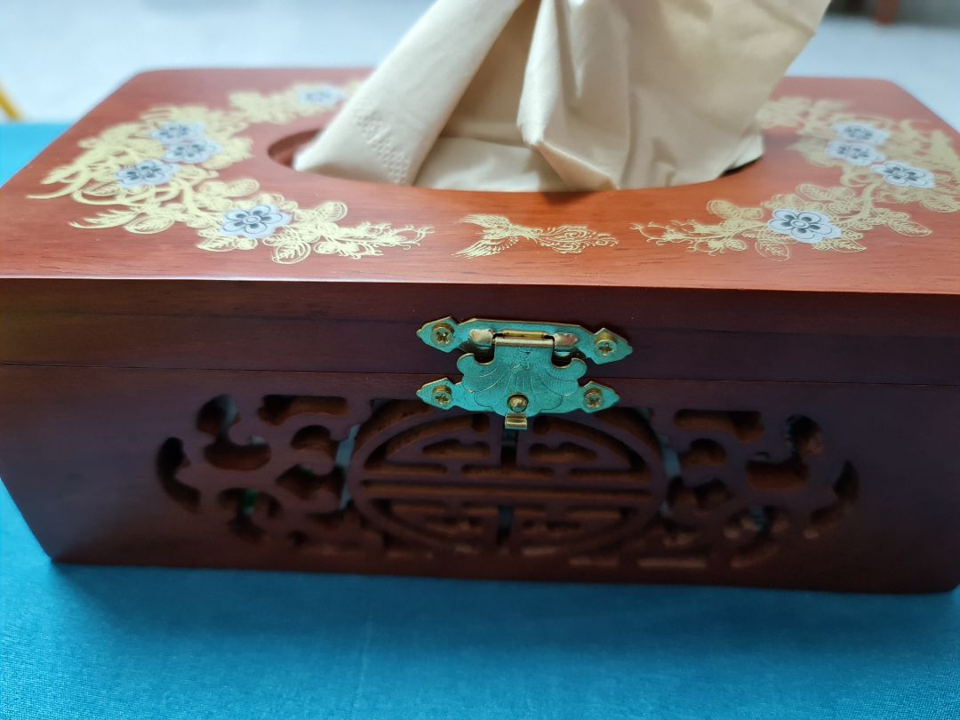 Mình rất hài lòng về sản phẩm, gỗ dày dặn, khóa chắc chắn, trạm trổ đẹp, giá thành rẻ so với chất lượng. Đóng gói rất cẩn thận. Nói chung là nên mua nha mọi người