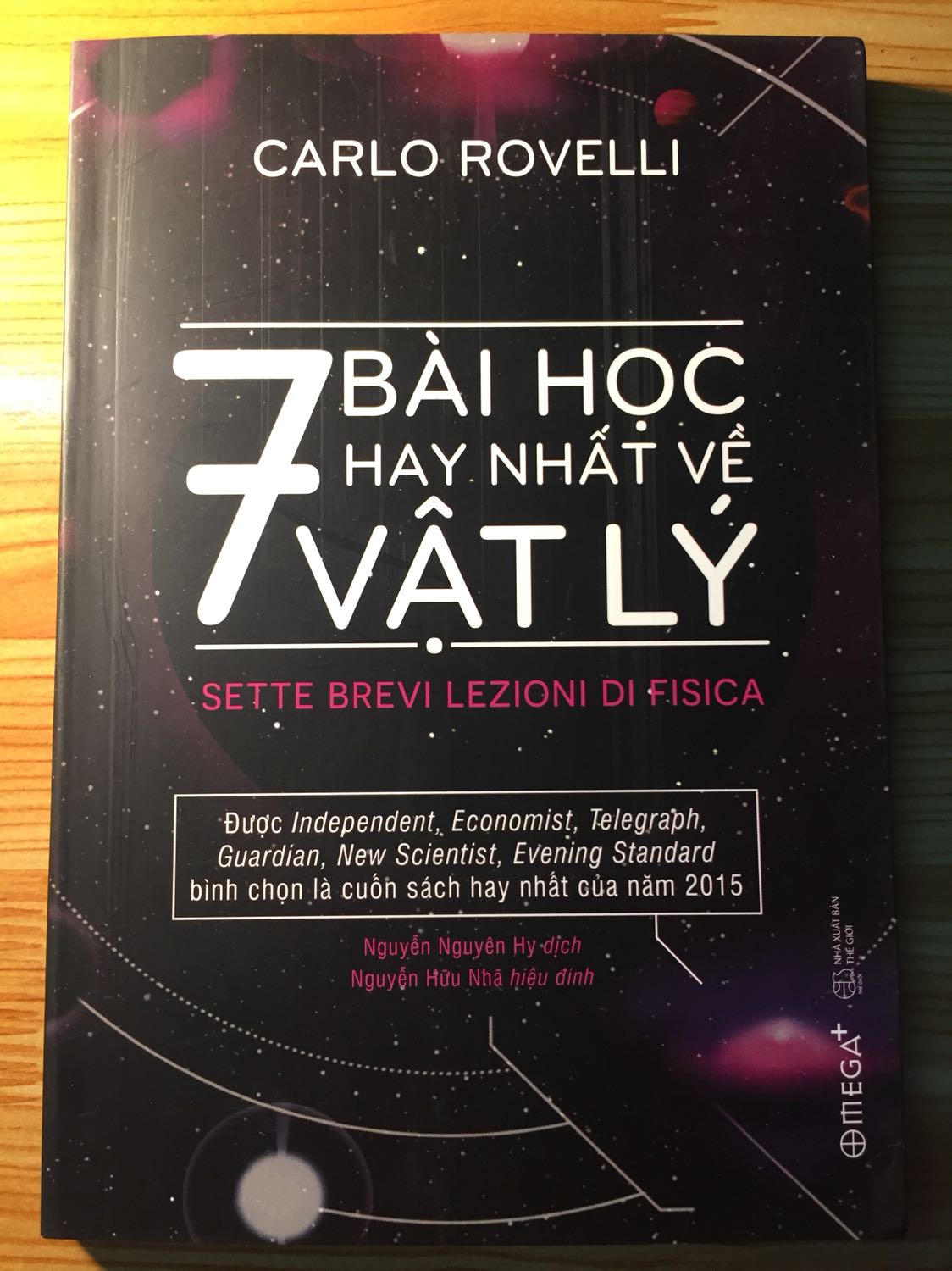 Một cuốn sách kinh điển về ngành Vật lý nói riêng và Khoa học nói chung! Cách diễn đạt của tác giả rất dễ hiểu, bạn đọc sẽ tiếp cận với các định luật vật lý dễ dàng hơn khi đọc quyển sách này, sách của Omega+ không làm ta thất vọng!