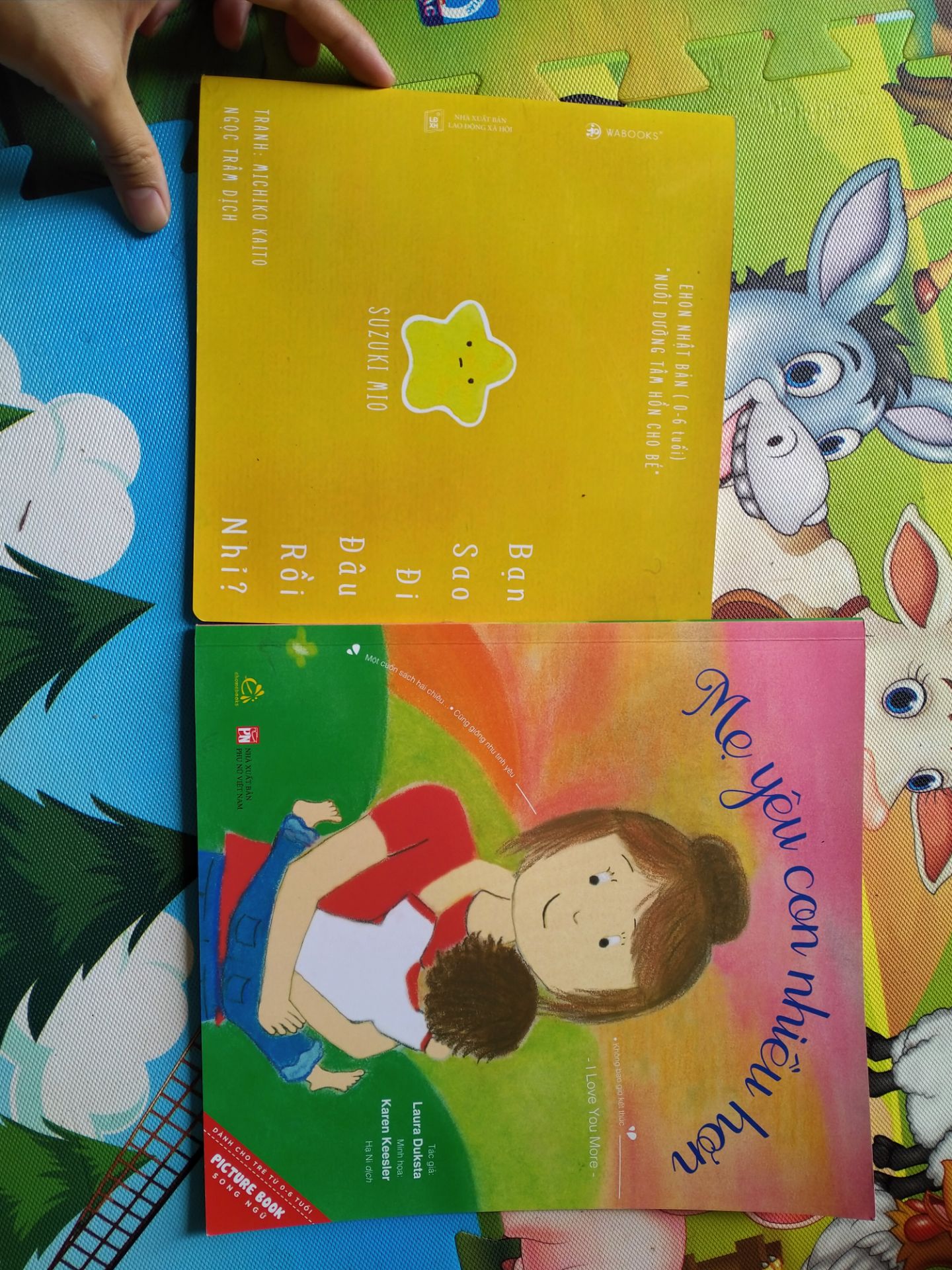 đóng gói cẩn thận, sách to hơn mình tưởng, giấy dày dặn. Sách 2 chiều k giống mình tưởng tượng lắm