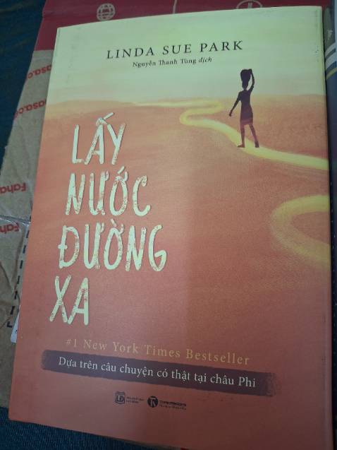 Sách còn thơm mùi mực mới, tuy đã bóc seal